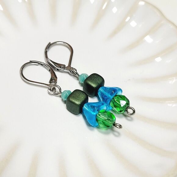 NEW Earrings Petite flower dangle earrings green fairy earrings handm 690grbl#fs - Picture 1 of 7